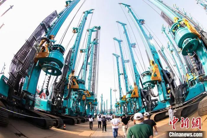 媒体聚焦 | 中新社专访——bti体育智能首创人何清华：向着太阳驰骋的筑梦人