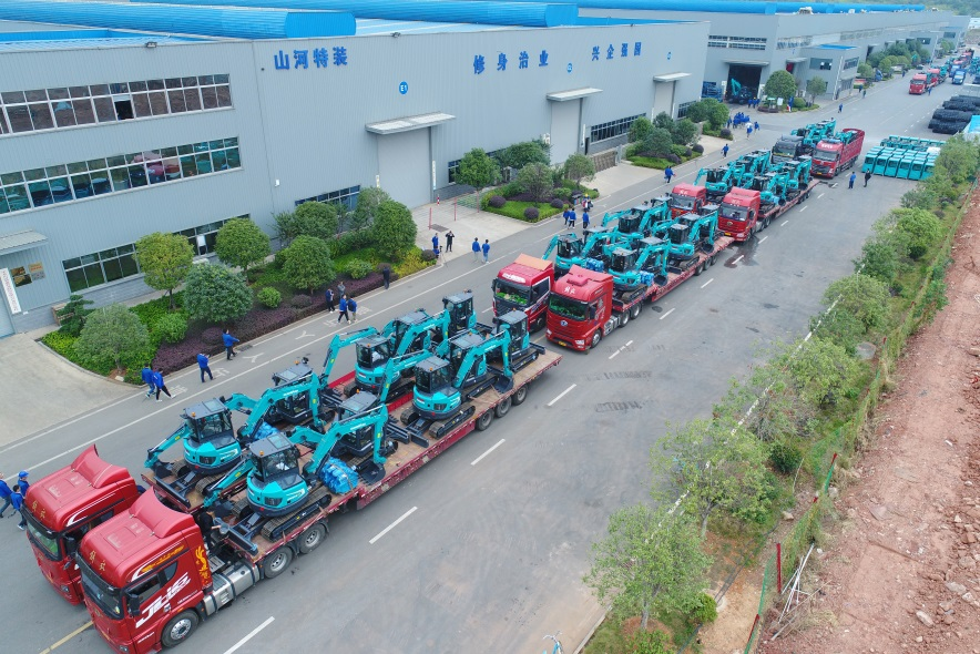 助力祖国西南地域建设！bti体育智能国内首批SWE60UF无尾挖掘机批量交付