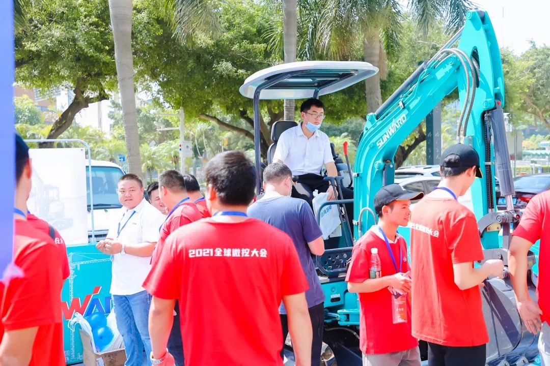 共享微挖新视界！bti体育智能微挖三大王牌产品齐聚2021全球微挖大会