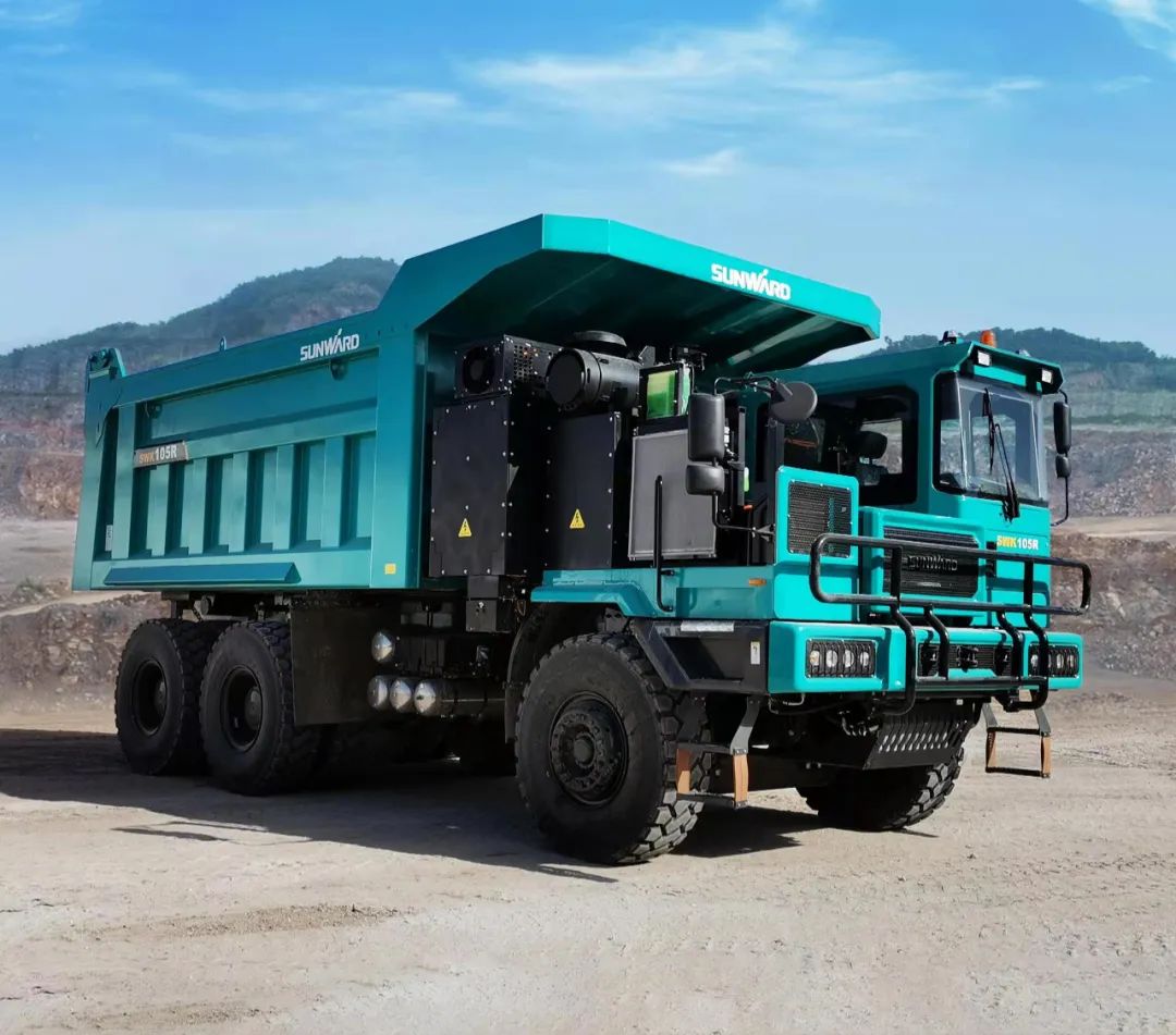 新能源，长续航！bti体育智能首台LNG增程式宽体矿卡下线交付