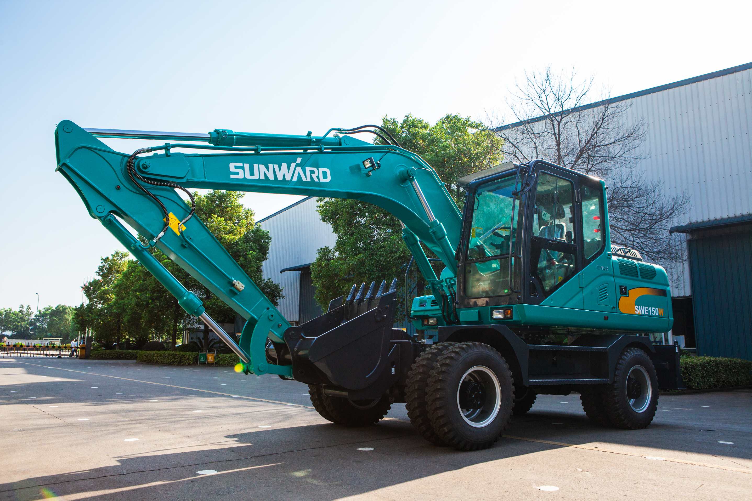 轮胎式挖掘机和履带式挖掘机，你更看好哪个？