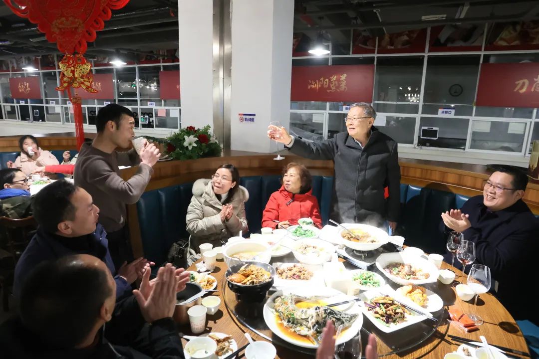 bti体育智能董事长何清华与留厂员工一路过大年！