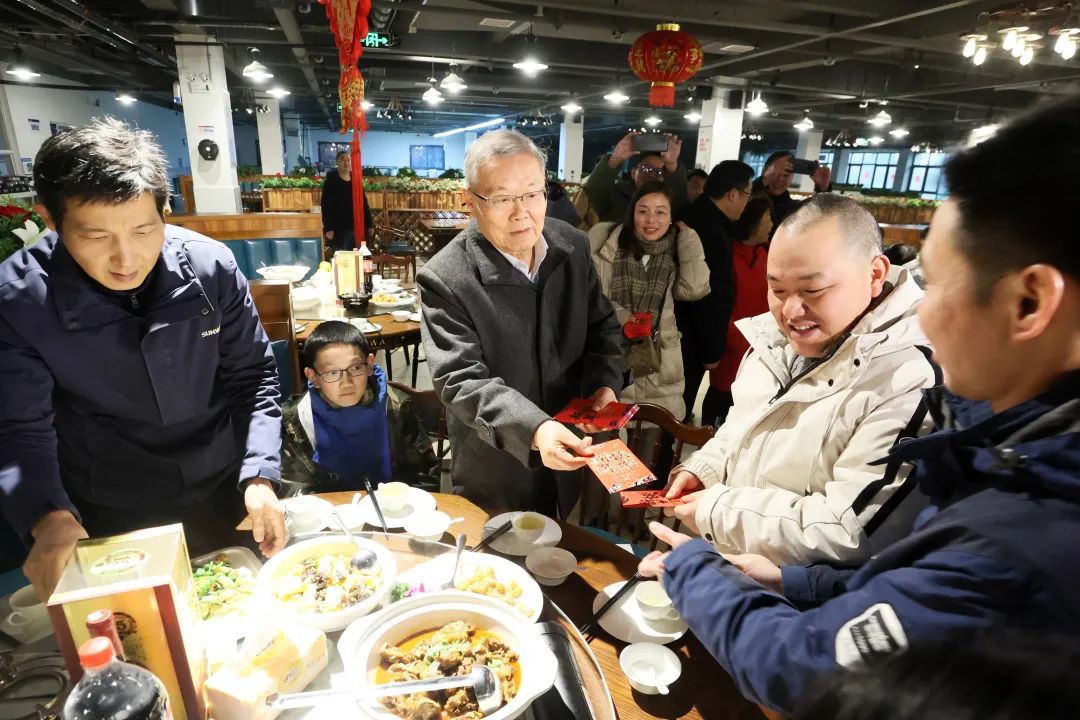 bti体育智能董事长何清华与留厂员工一路过大年！