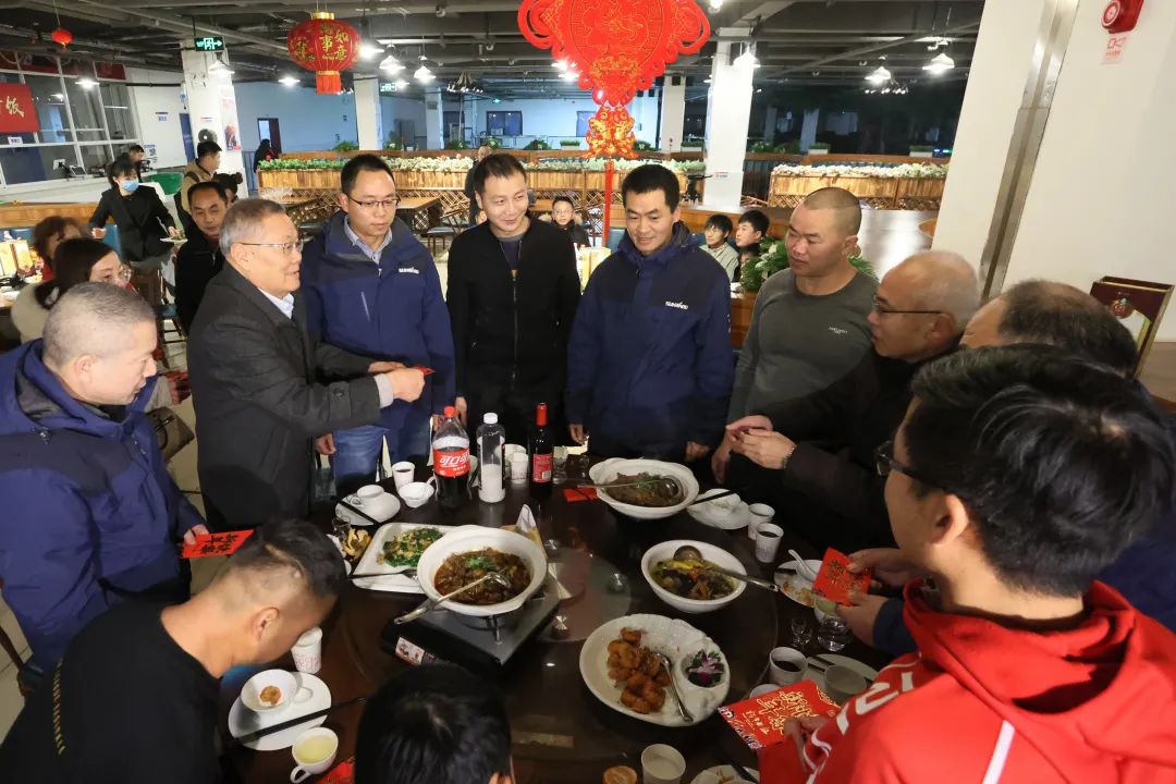 bti体育智能董事长何清华与留厂员工一路过大年！