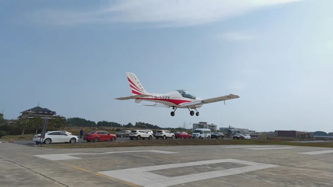 火情就是号令！湖南航空应急接济队bti体育机组展示“bti体育快率”