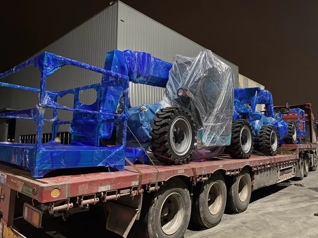 伸缩臂叉装车发往塞尔维亚！bti体育智能持续助力“一带一路”建设