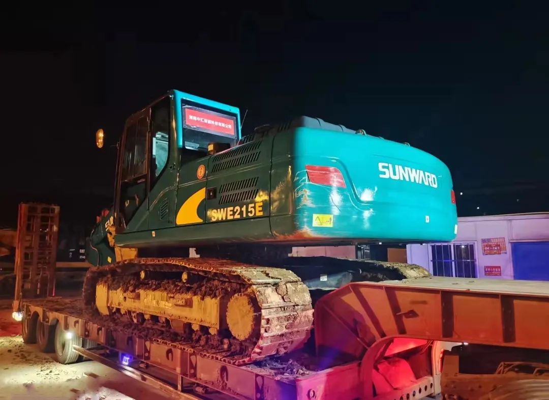 冲锋一线显担任！bti体育智能挖掘机助力长沙方舱医院建设