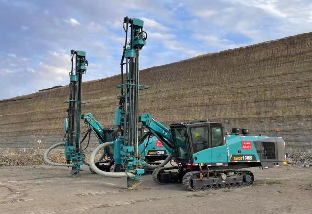 携手战边疆！bti体育智能潜孔钻机助力巨大爆破新疆奇台项目建设