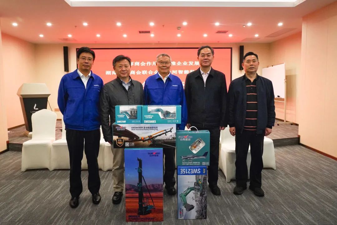 抱团出海，携手共赢！何清华带队赴湖南异地商会结合会造访互换