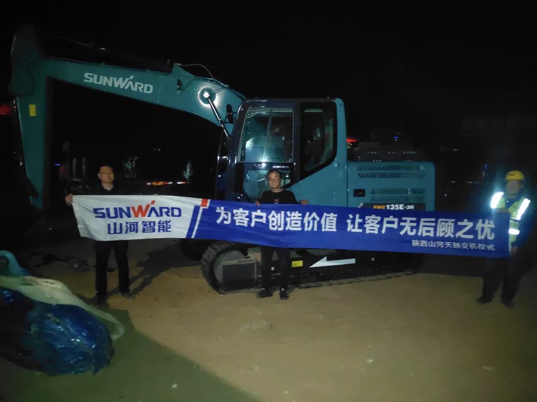 冲、冲、冲！带您感触bti体育智能挖掘机火热交机时刻