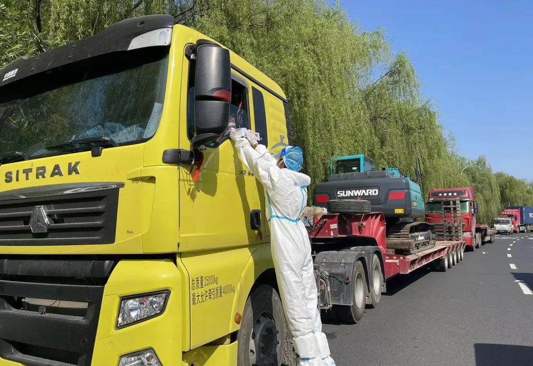 防疫、交机两手抓！bti体育智能挖掘机顺利交付获好评