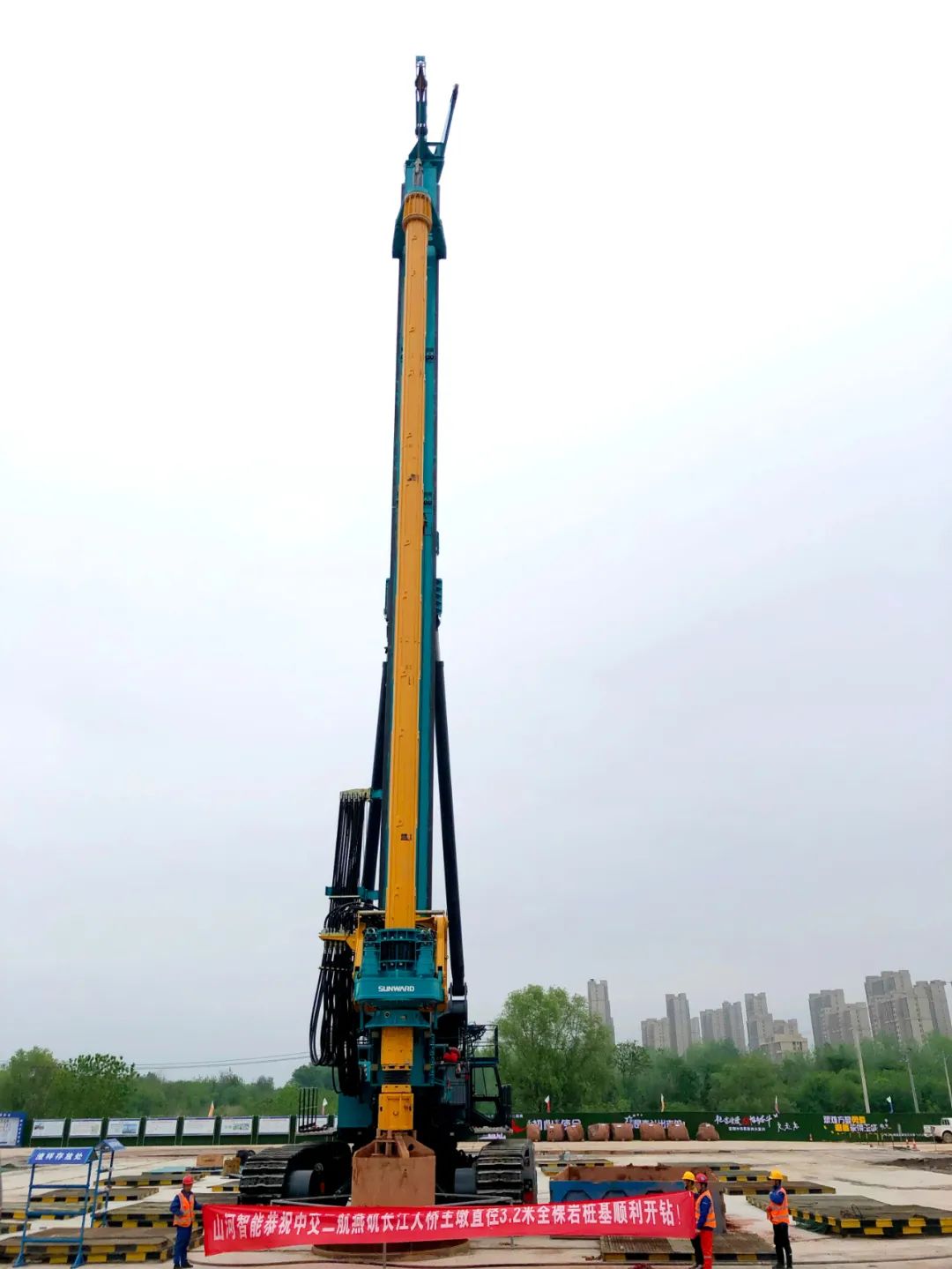 再坑装硬骨头”！bti体育智能“超等桩备”助建燕矶长江大桥