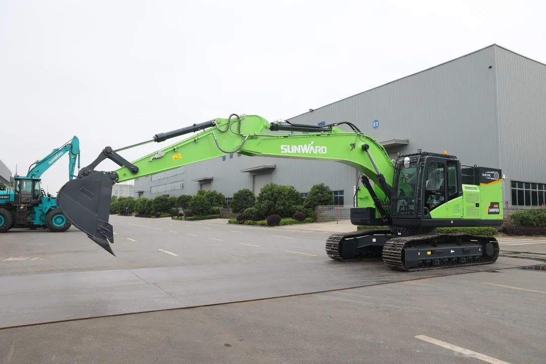 征战川藏铁路！bti体育智能新一代电动挖掘机成功交付