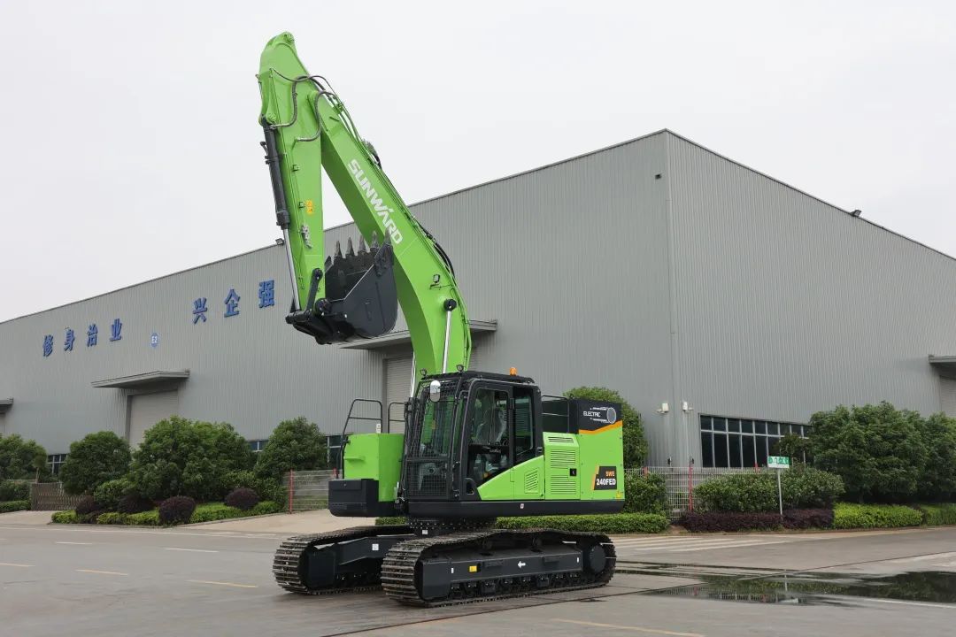 征战川藏铁路！bti体育智能新一代电动挖掘机成功交付