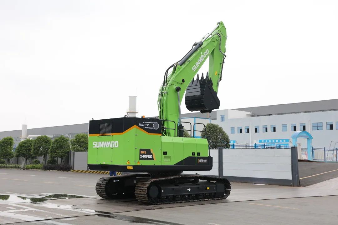 征战川藏铁路！bti体育智能新一代电动挖掘机成功交付