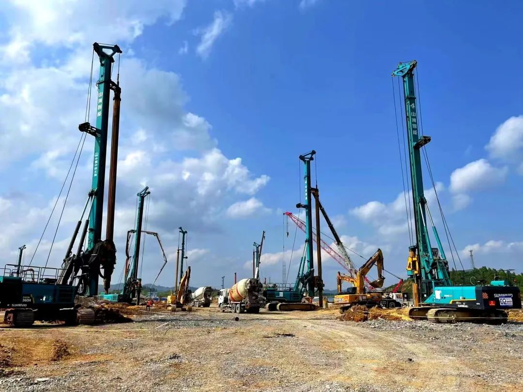 打桩“神器”再露锋芒！bti体育智能旋挖钻机助力贵阳贵安新区负极资料项目加快建设