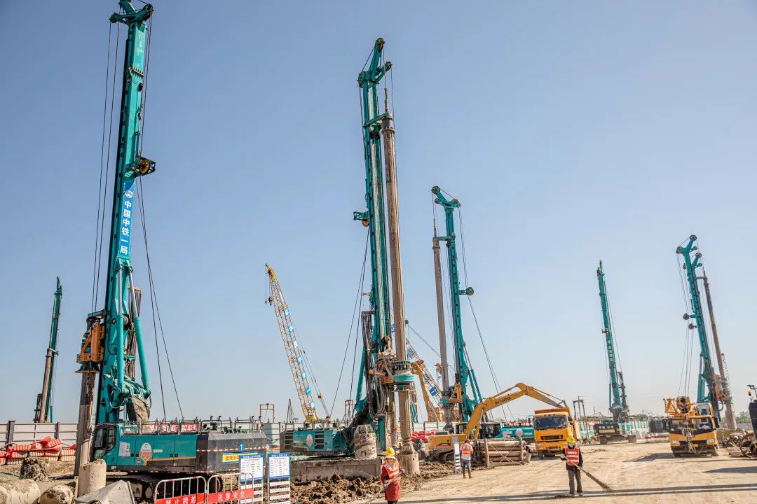 “bti体育绿”再现大湾区！bti体育智能旋挖钻机组团助建广州白云机场项目