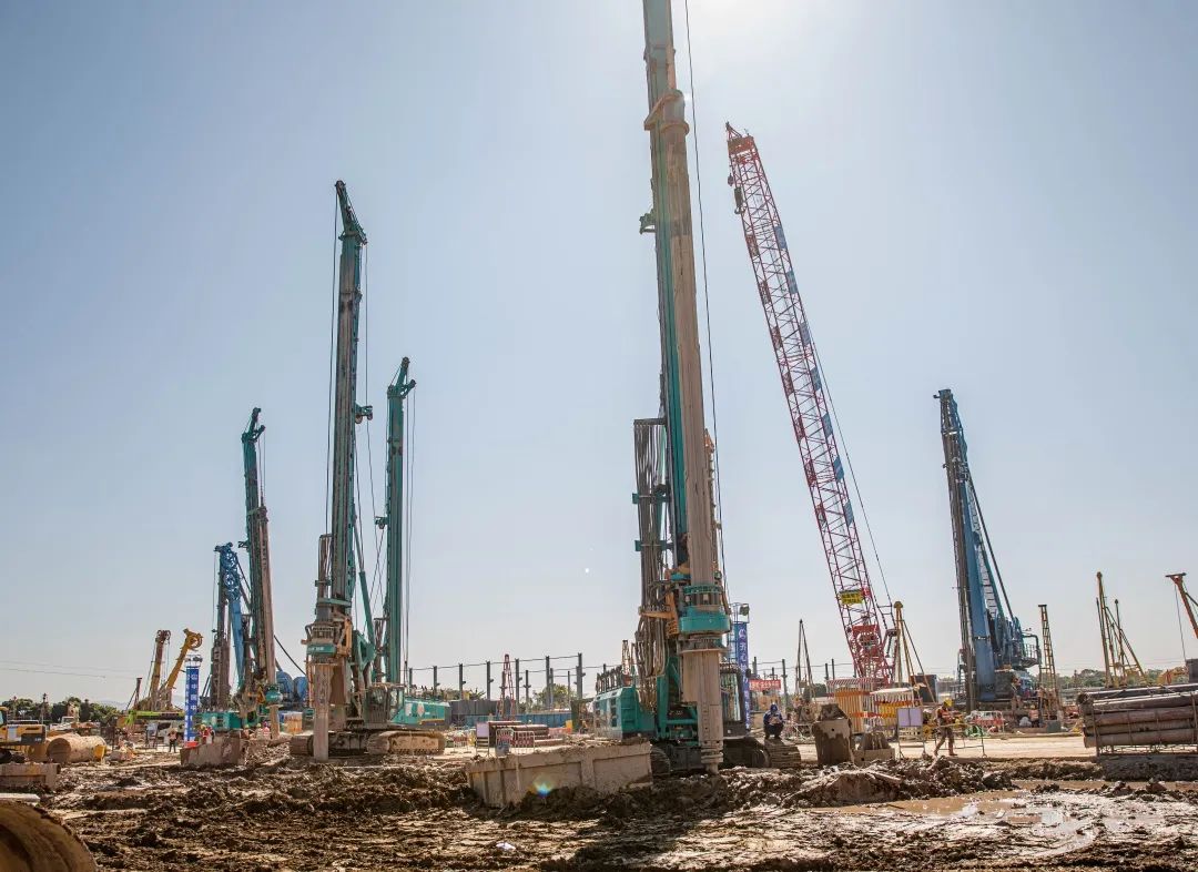 “bti体育绿”再现大湾区！bti体育智能旋挖钻机组团助建广州白云机场项目