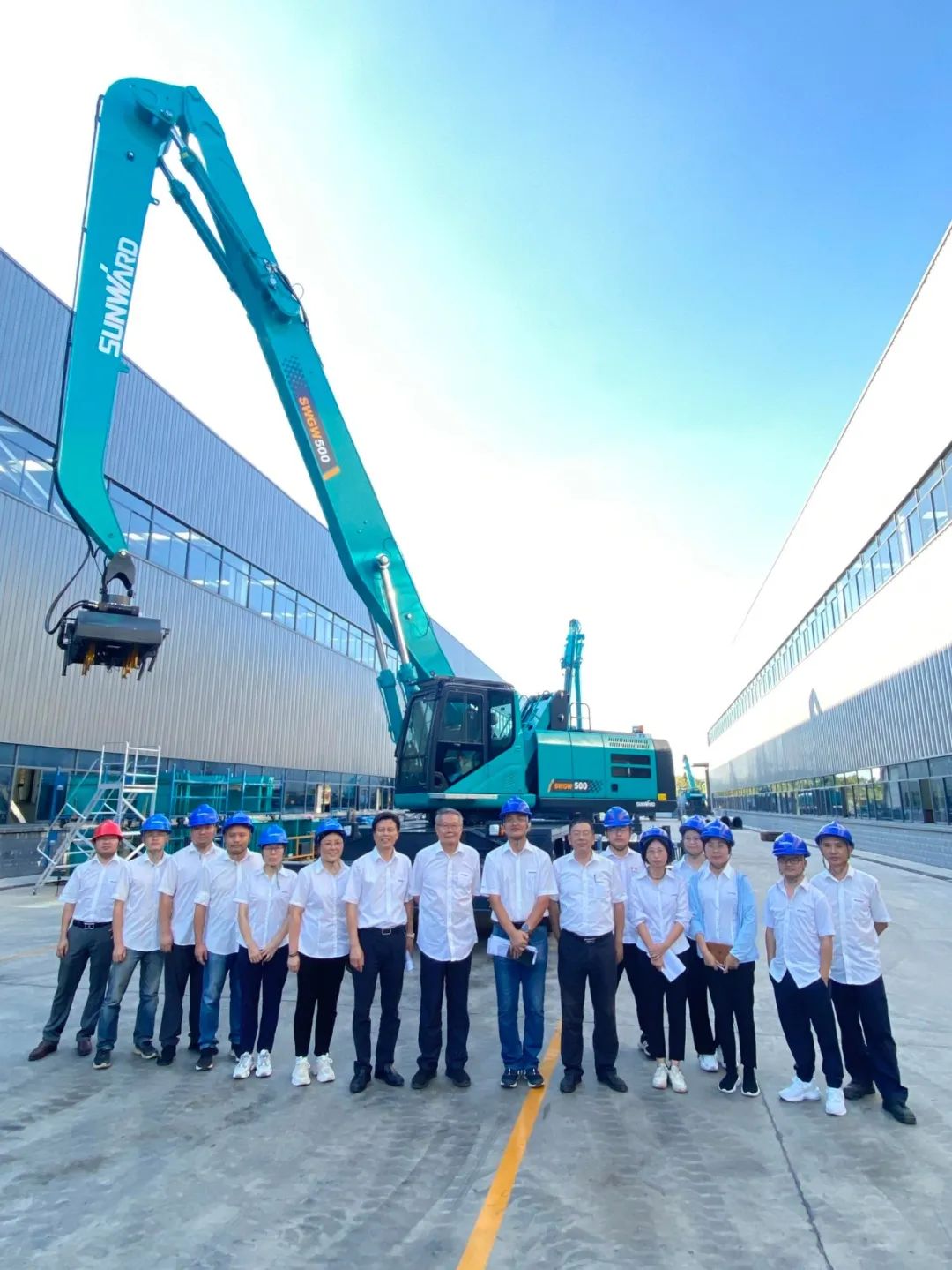 作业幅度达18米，bti体育智能首台轮式抓料机成功下线