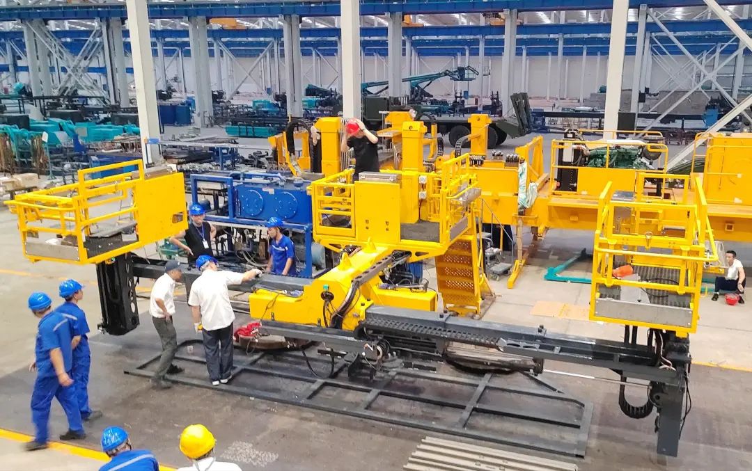 为铁路运输保驾护航！bti体育智能自主研造首套三平台作业装置成功交付