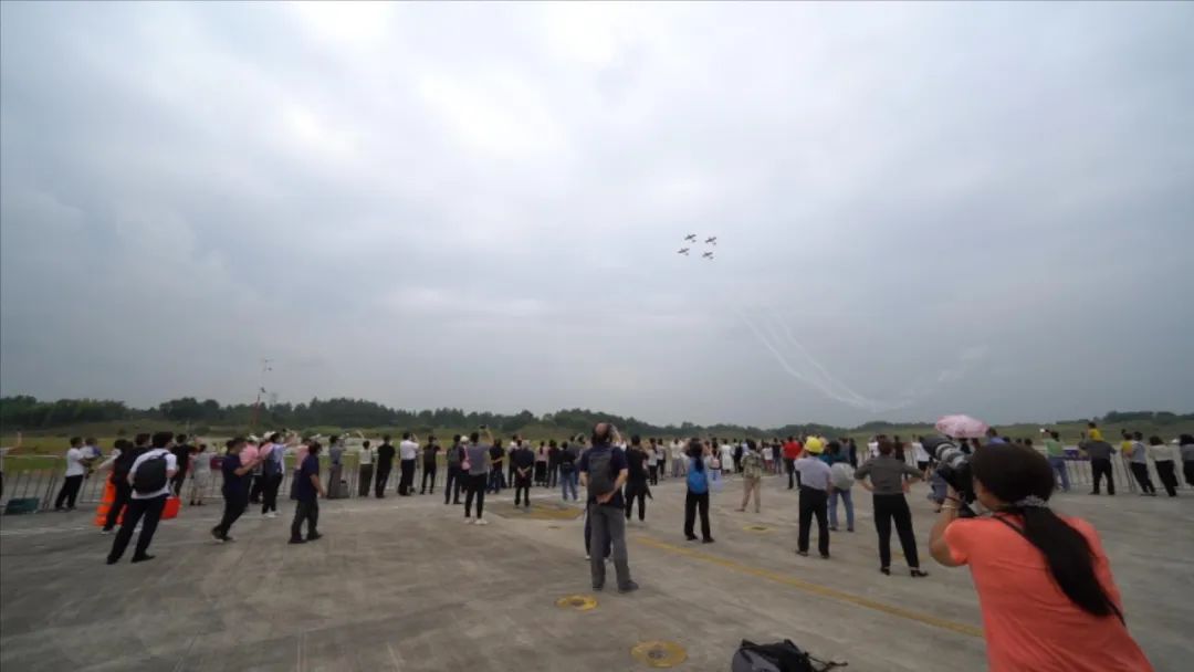 空中着花、大坡度回旋、俯冲跃升……看bti体育飞行表演队炫技2022湖南航展动态展