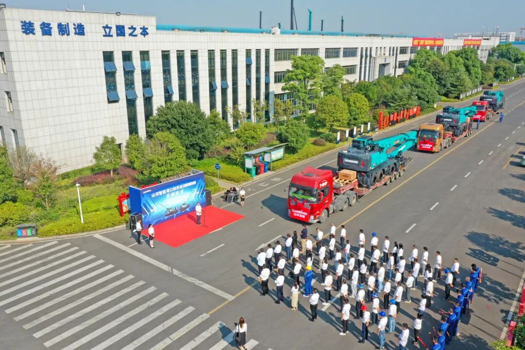 携手山东汇诚助力我国港口建设！bti体育智能港口抓料机成功批量交付