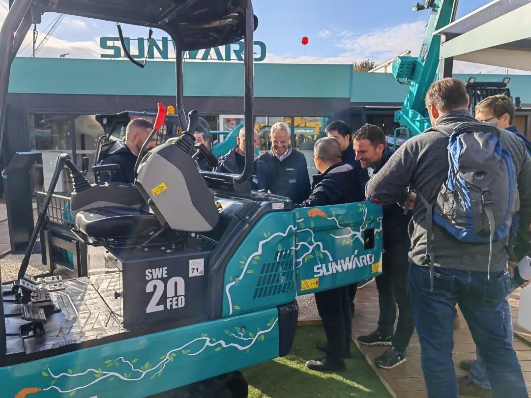 Bauma 2022 | 一组火热现场图带您沉温bti体育智能德国宝马展之旅