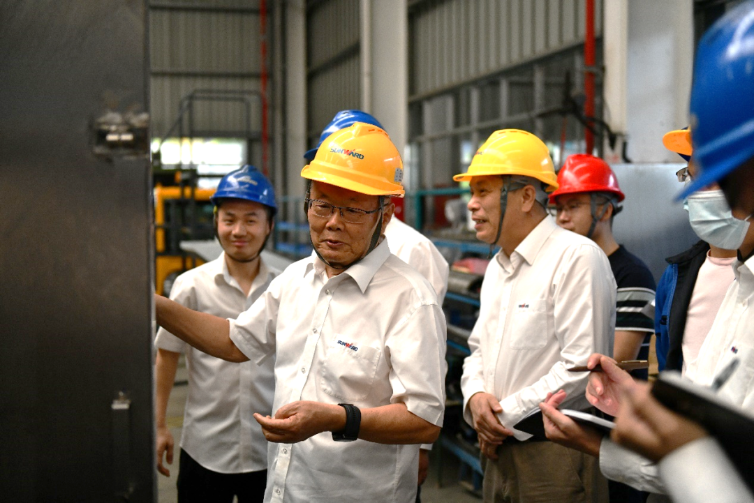 “王炸”！bti体育特装全自动捣炉车成功下线