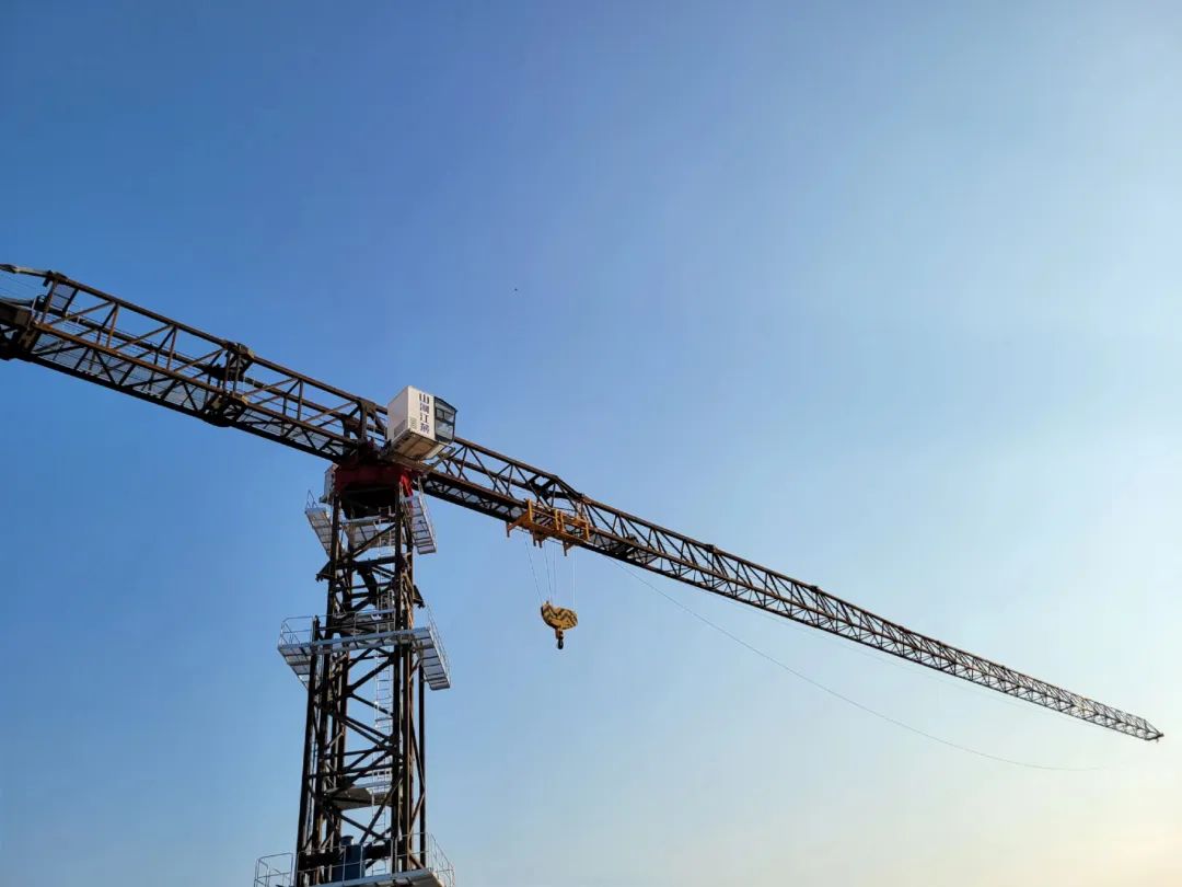 独立高度达82米，bti体育江麓推出超大型平头塔机