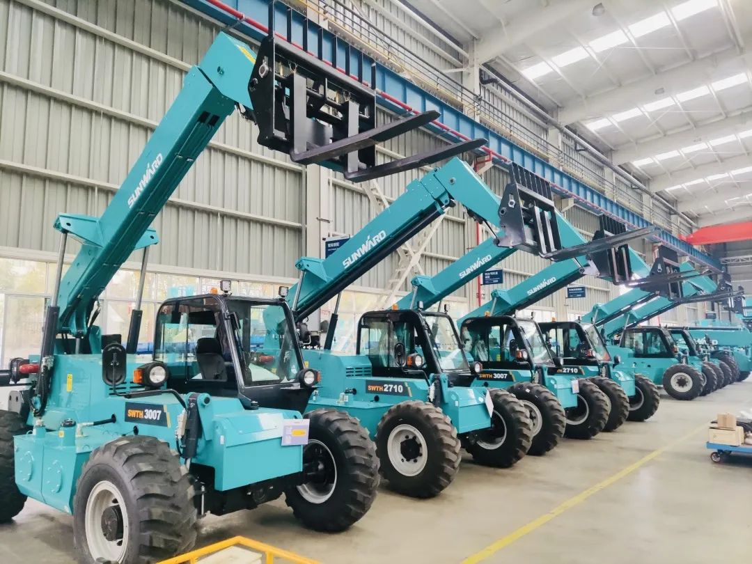 “兔飞猛进”添新品！bti体育智能两款伸缩臂叉装车同时下线