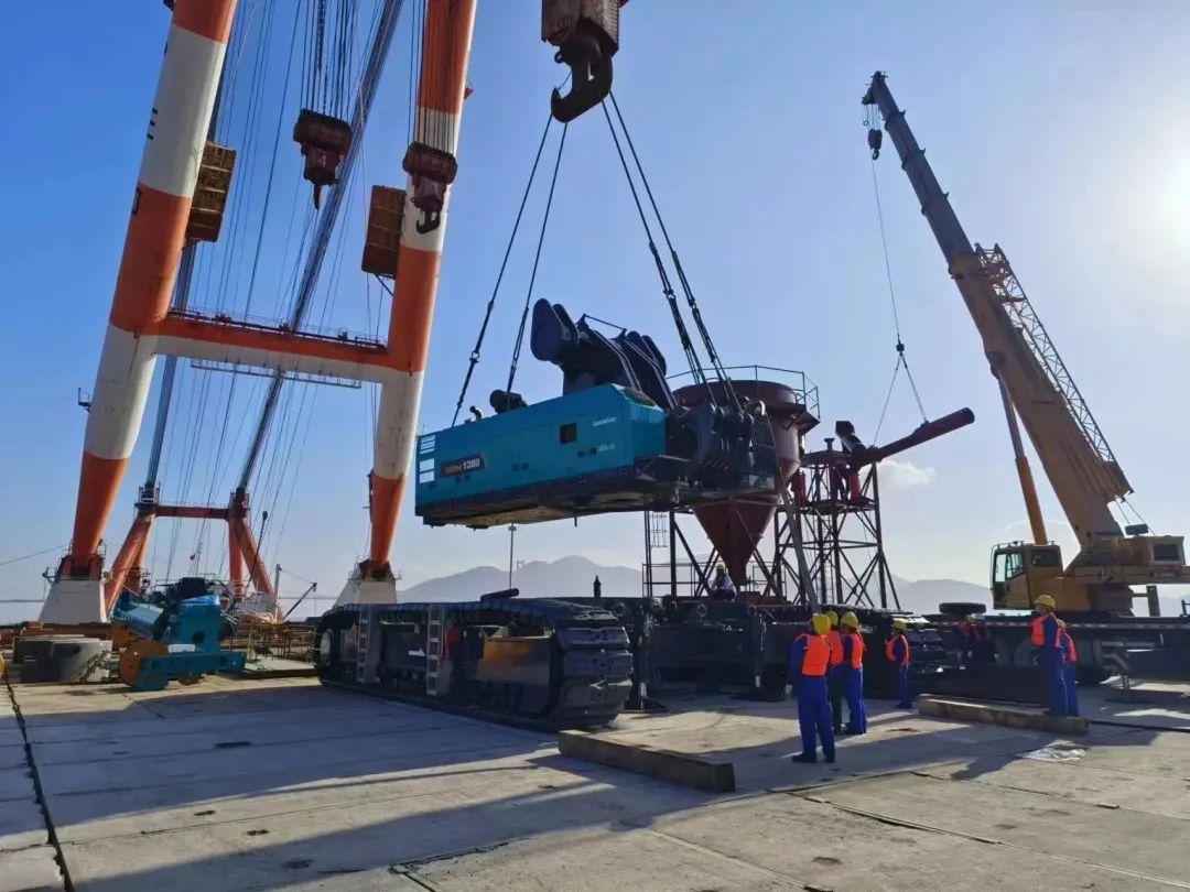 首桩开钻！bti体育智能超等旋挖实力助建世界最大跨度公铁两用大桥