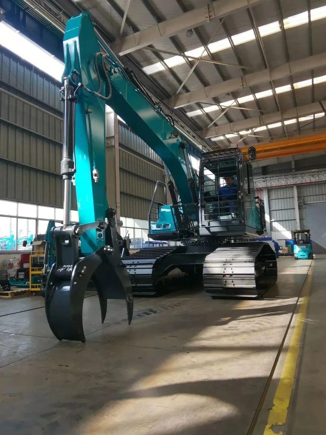 跋山涉水，称霸“武林”！bti体育智能首款中型林业挖掘机成功下线