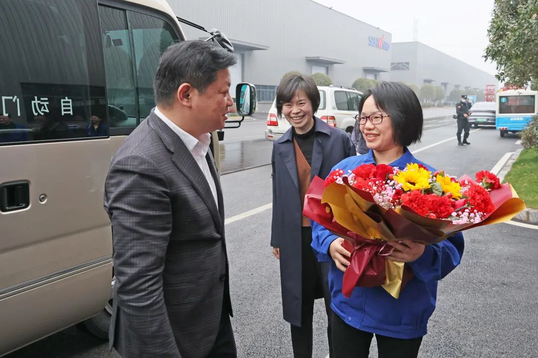 付旭明慰问bti体育智能市三八红旗手并督导安全出产工作