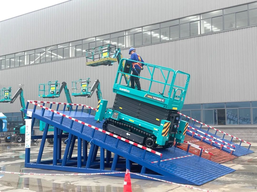 出厂即“前途”！bti体育智能首款履带剪叉式高空作业平台批量上市