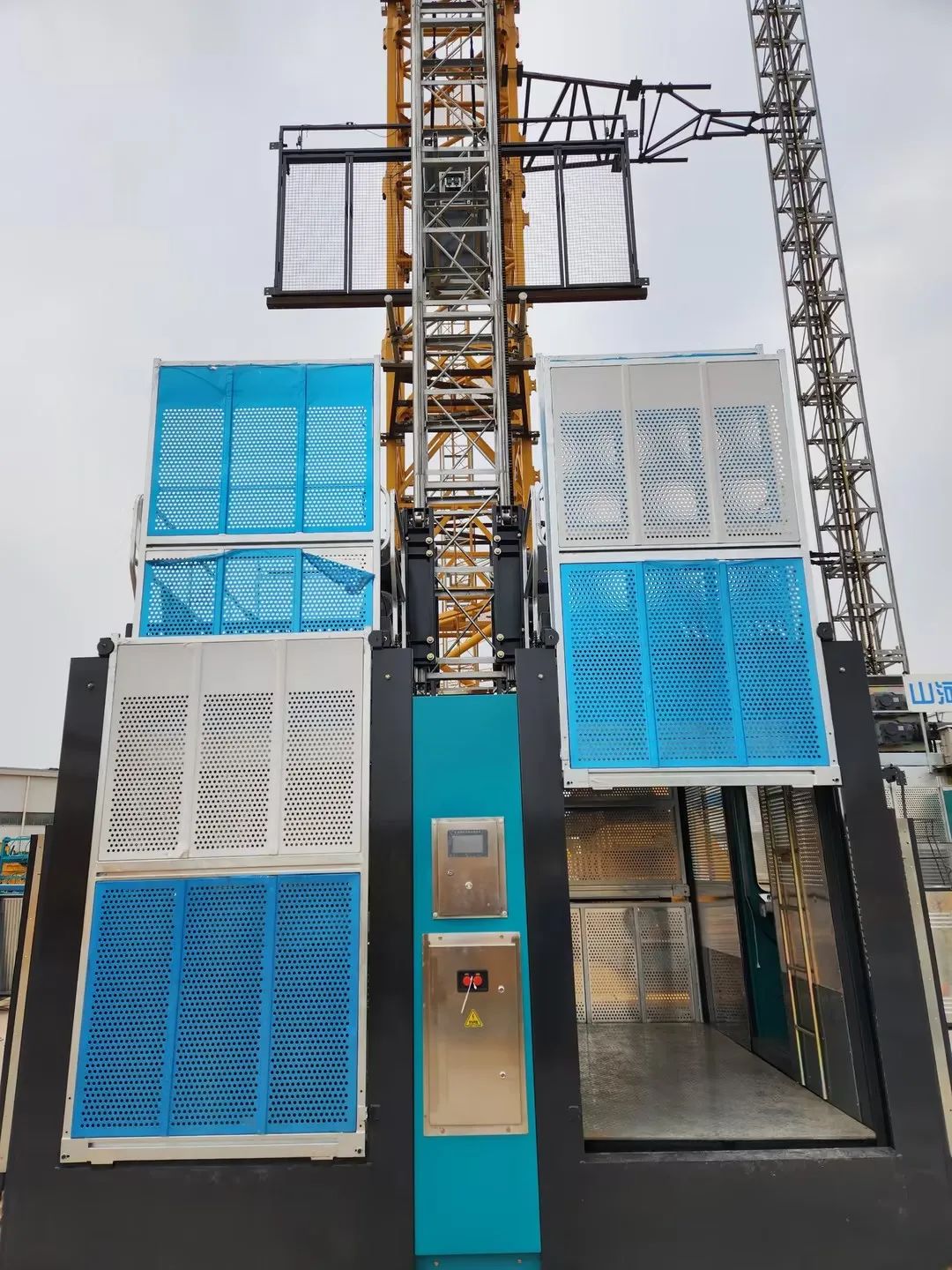 科技显能、再添新品！bti体育江麓智能施工起落机成功下线