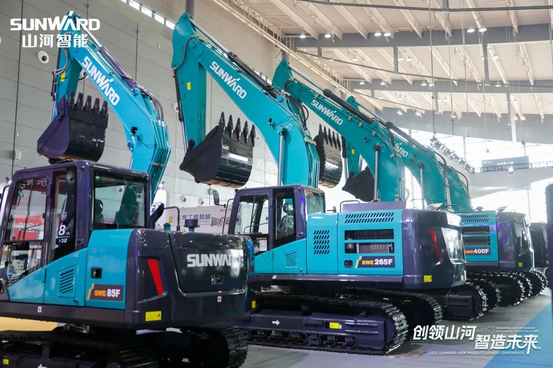 精品出击、互动不休！bti体育智能F系列挖掘机闪灼长沙展