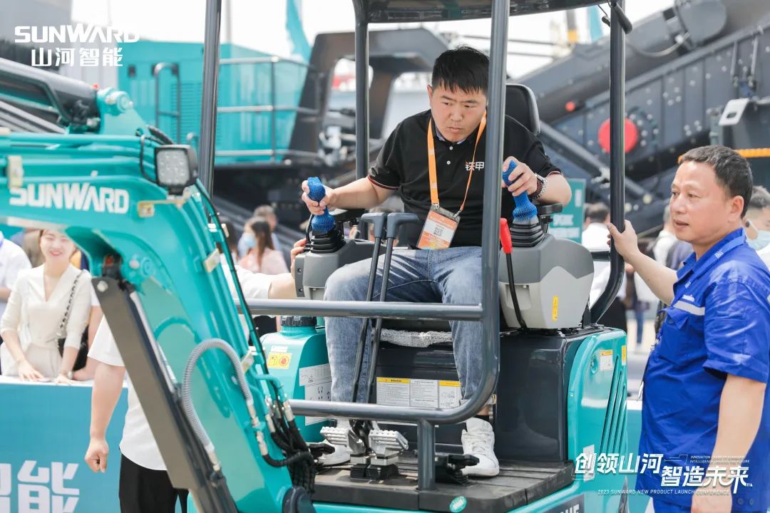 精品出击、互动不休！bti体育智能F系列挖掘机闪灼长沙展