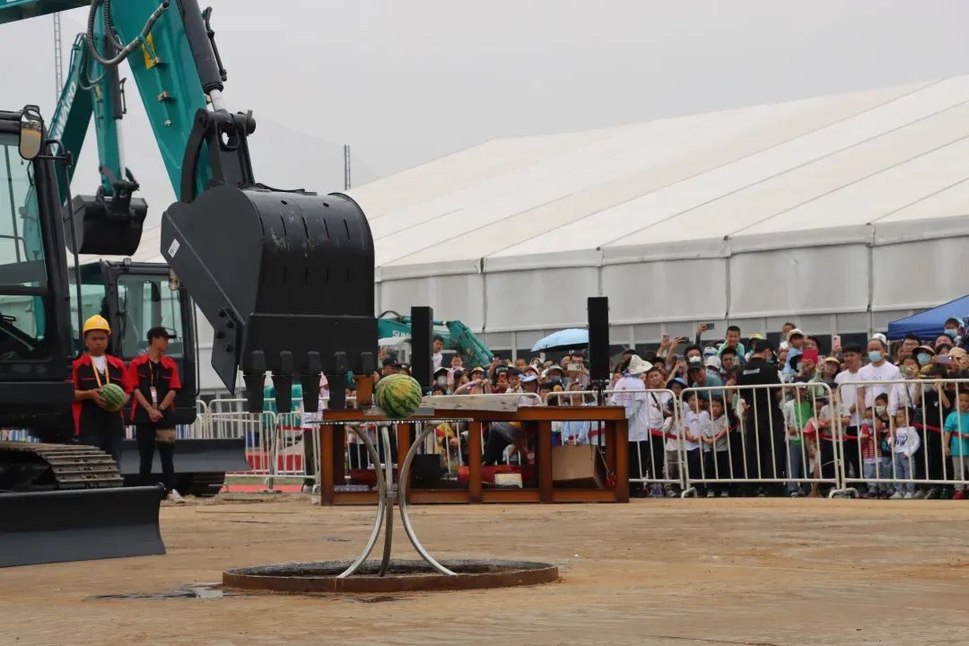 精品出击、互动不休！bti体育智能F系列挖掘机闪灼长沙展