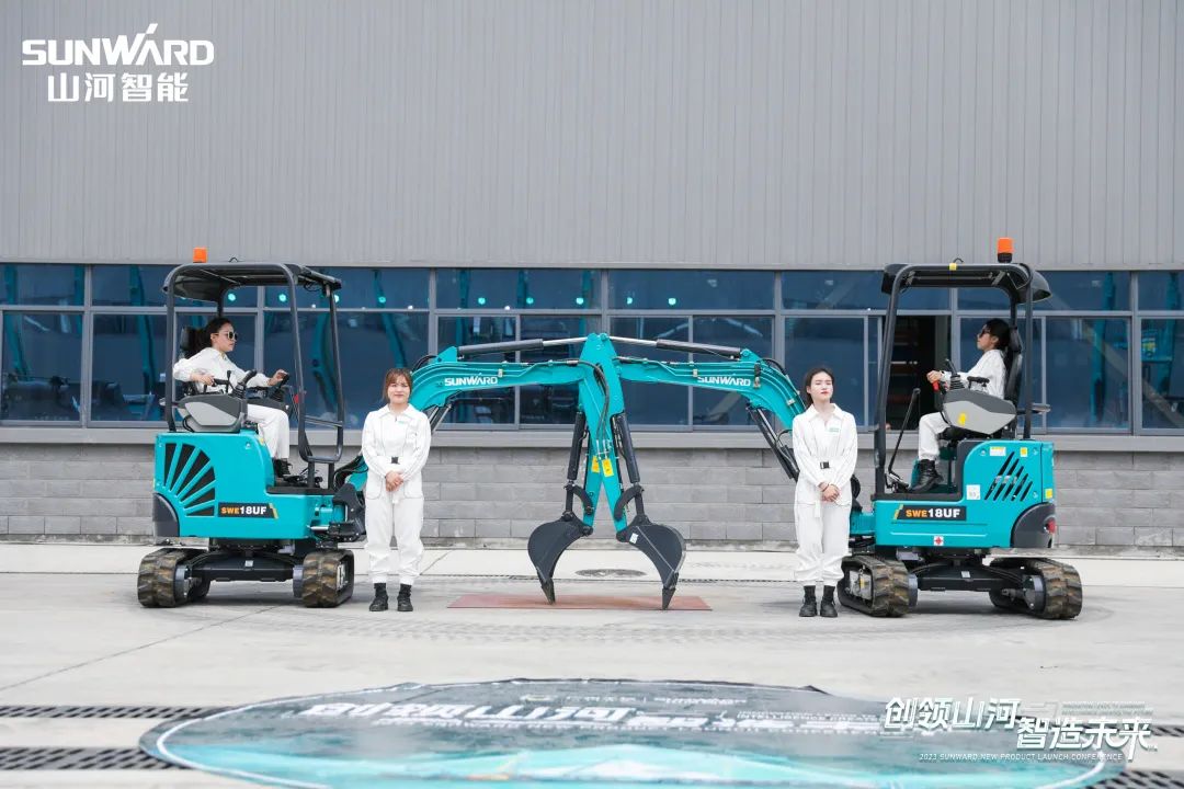 精品出击、互动不休！bti体育智能F系列挖掘机闪灼长沙展