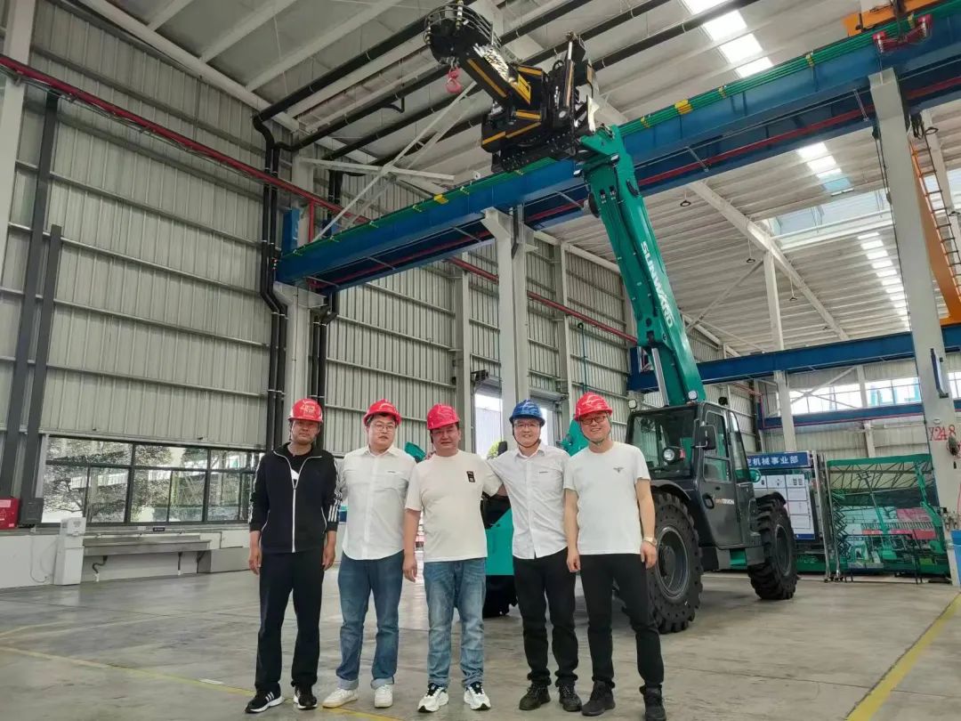 独家定造！bti体育智能油缸更换机械人顺利下线