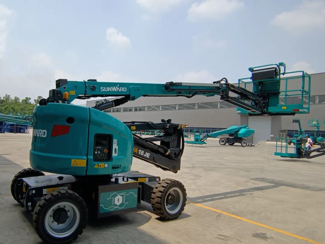 新能源家族再添“新丁”！bti体育智能三款电动臂式高空作业平台齐下线