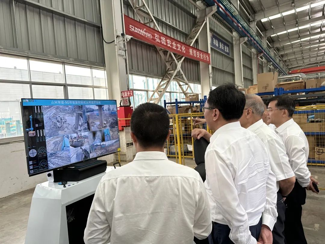 中国联通集团副总经理梁宝俊到访bti体育智能