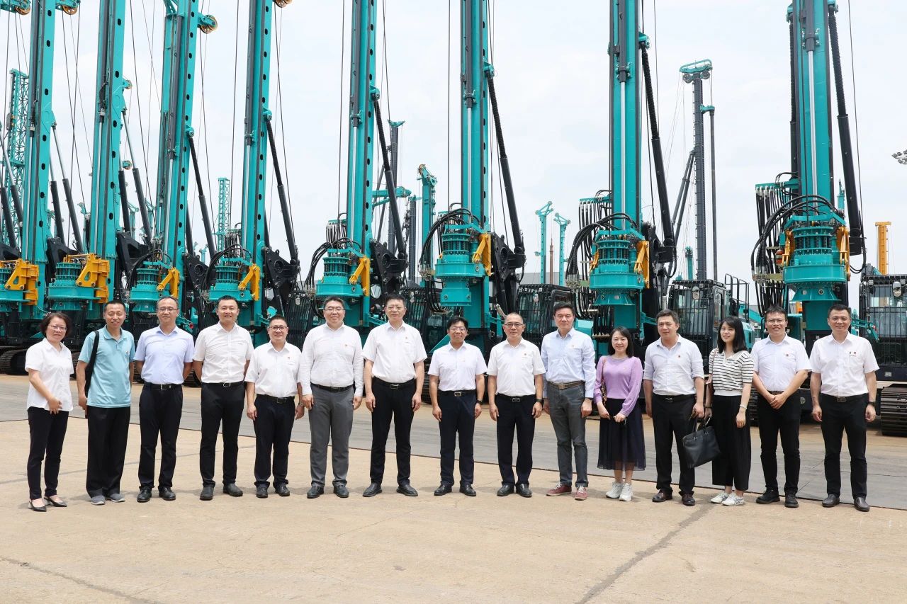 中国进出口银行总行党委委员、副行长李钧一行调研bti体育智能