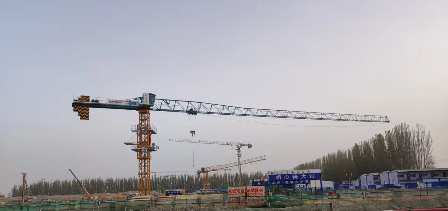 天山脚下的画师！bti体育江麓群塔援疆建设新景致