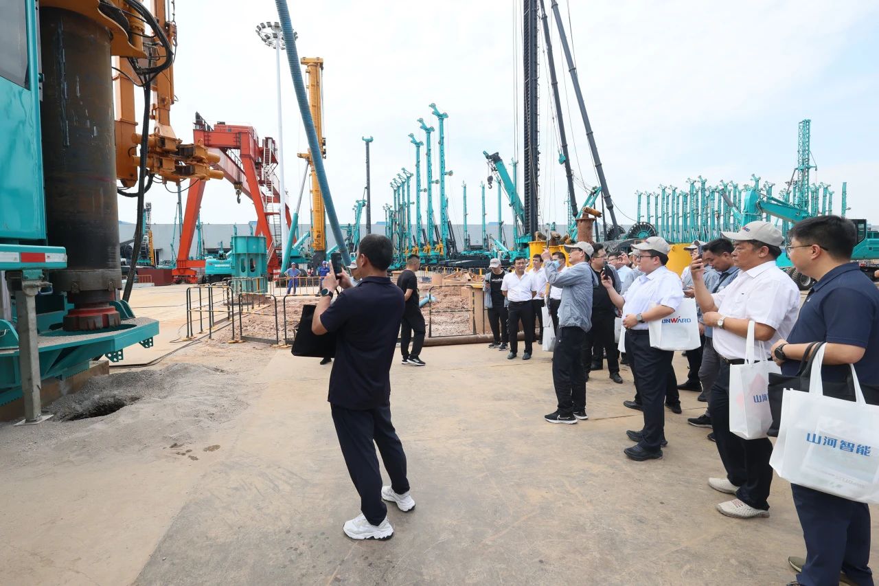 bti体育智能全球初创深井套管车载钻机下线颁布