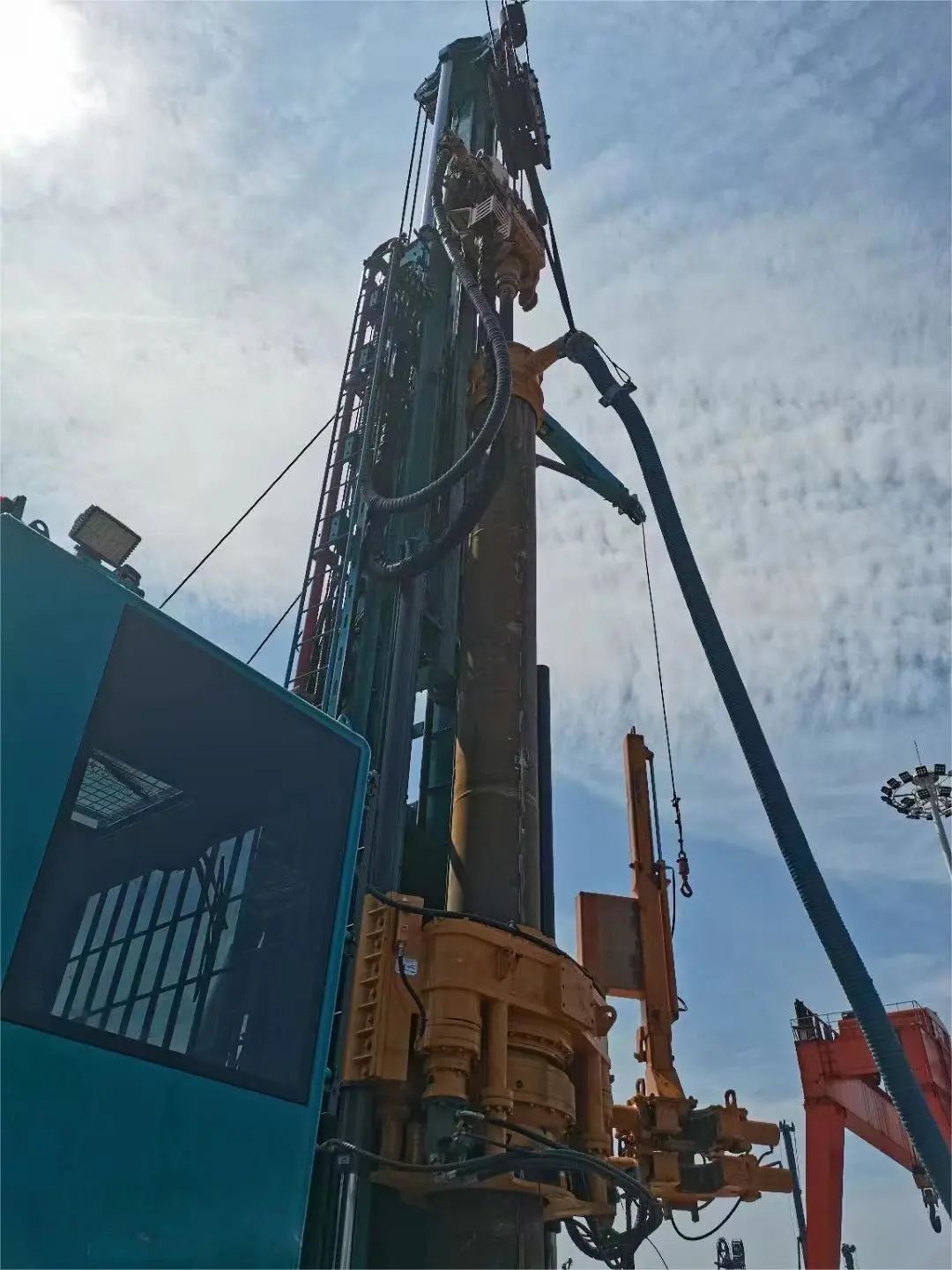 bti体育智能全球初创深井套管车载钻机下线颁布