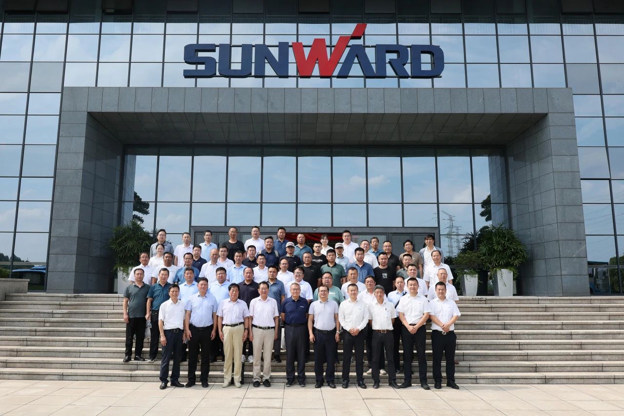 bti体育智能全球初创深井套管车载钻机下线颁布