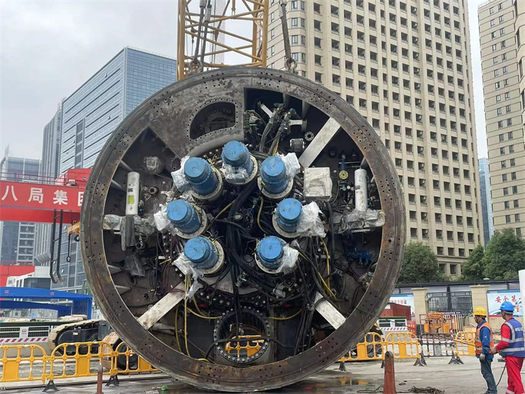 首战华东市。≈刑鷅ti体育杭德市域铁路工程地莫区间左线盾构机顺利始发