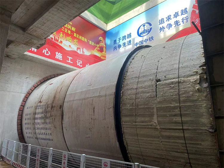 首战华东市。≈刑鷅ti体育杭德市域铁路工程地莫区间左线盾构机顺利始发