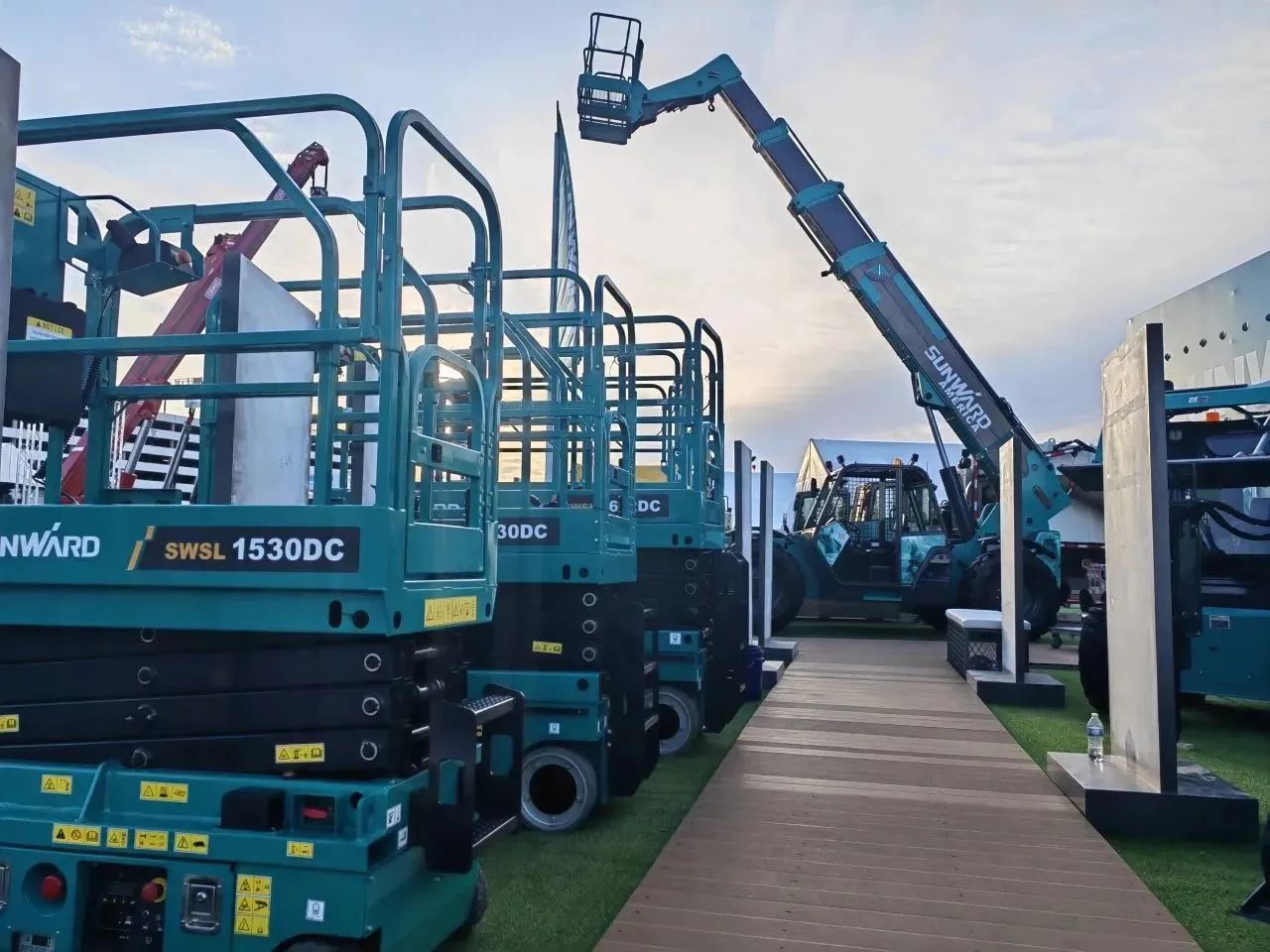 海表销售同比增长超200%！bti体育智能高空机新帆步“出海”